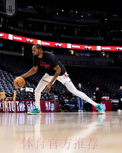 严阵以待！火箭官媒晒众球员赛前热身训练照：周日晚间篮球